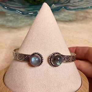 Elegant Silver and Labradorite Cuff Bracelet